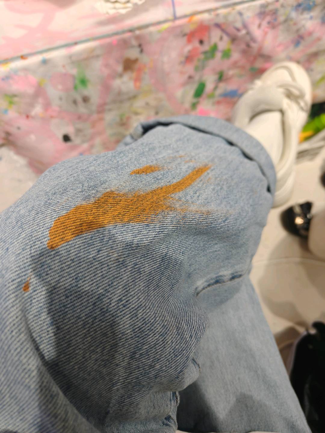 孩子画石膏娃娃把颜料粘上去了，还能洗的掉吗😳求妙招 图片