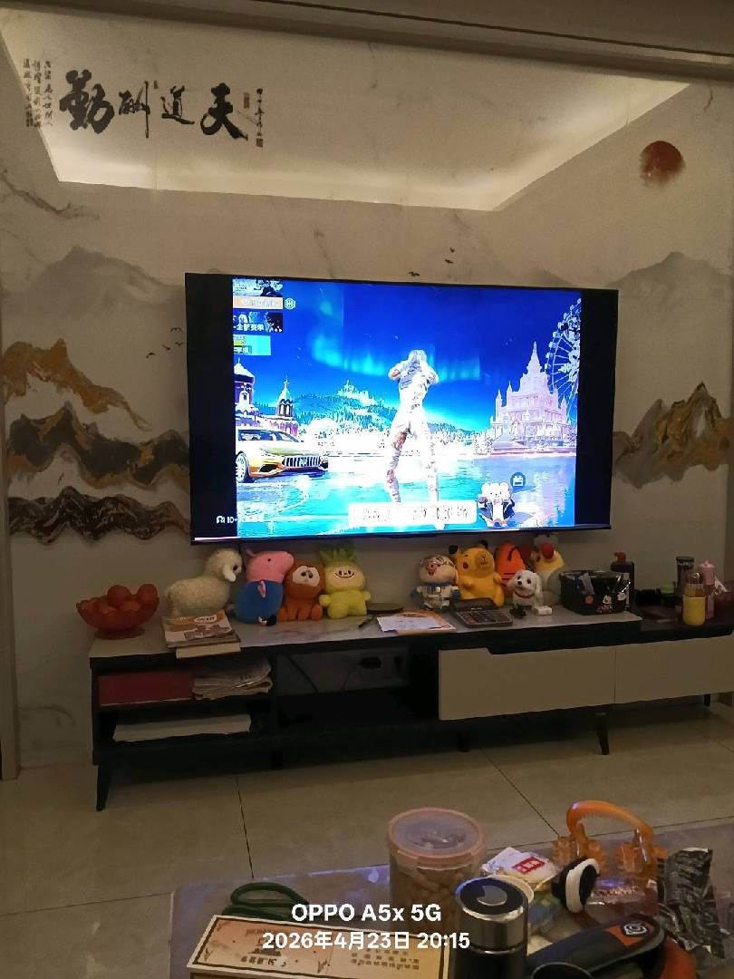 没事陪娃看看电视，娃也说学习压力大。 图片