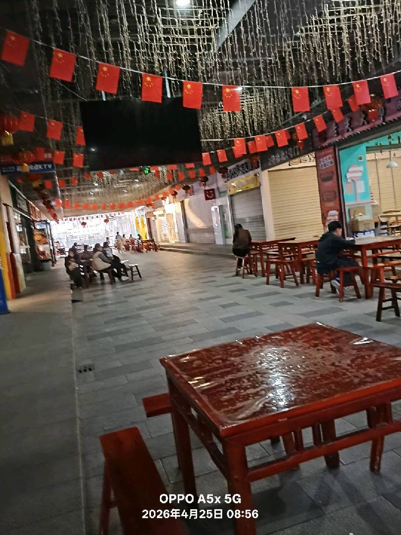 万成美食街，现在是冷冷清清的。 图片