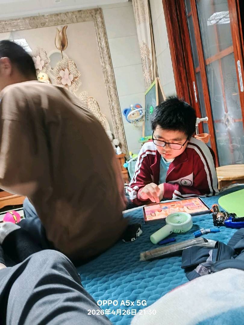 七倒八歪，醉里看电视，聊八卦。 图片