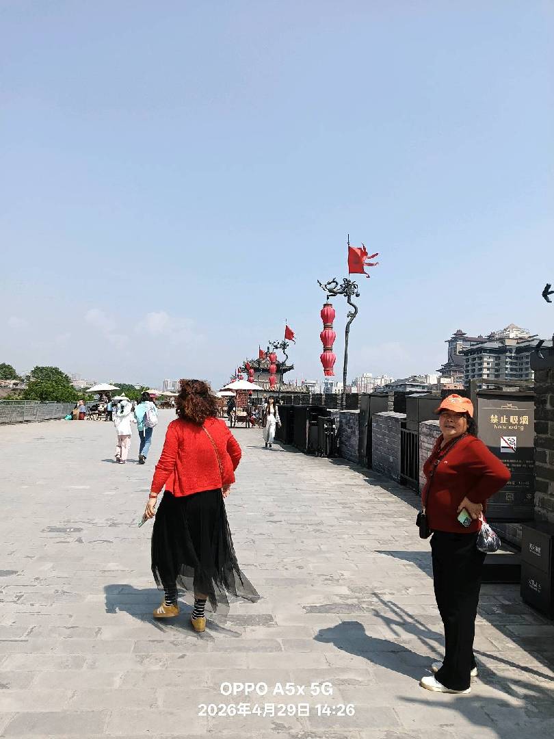 西安古城楼上游人如织。 图片