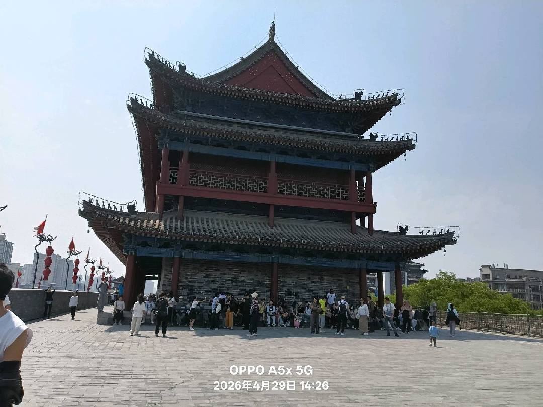 西安古城楼上游人如织。 图片