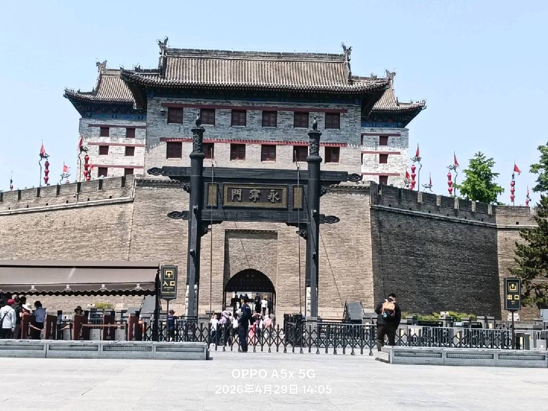 西安古城楼上游人如织。 图片