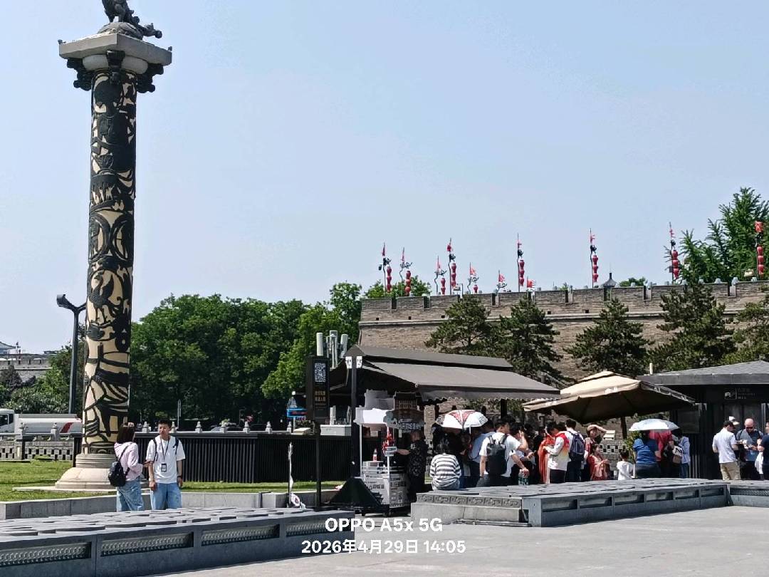 西安古城楼上游人如织。 图片