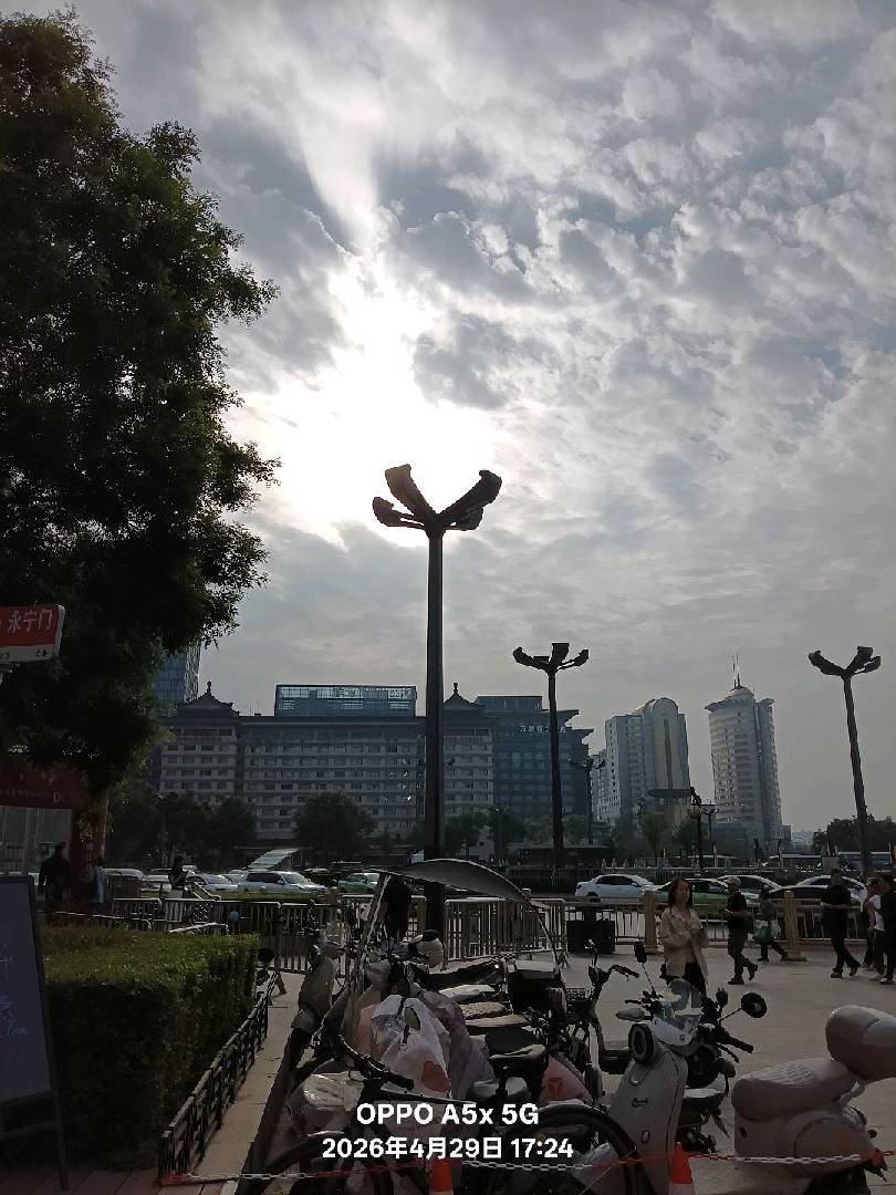 日落西山照古城，遍地都是旅游人。 图片