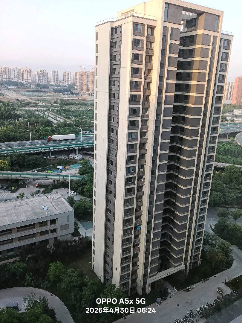 高楼大厦无人住，上下全部是公路。 图片