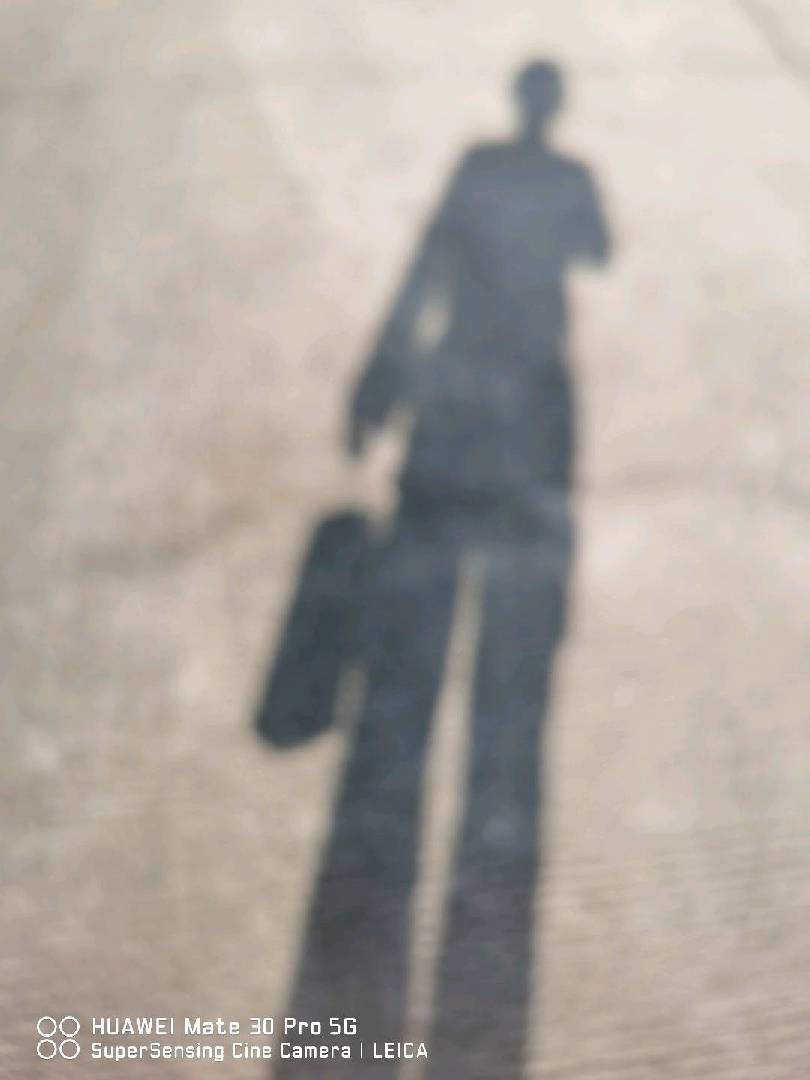  影子会替我，走过每一段匆忙的路。 ​ 2. 把生活的奔 图片