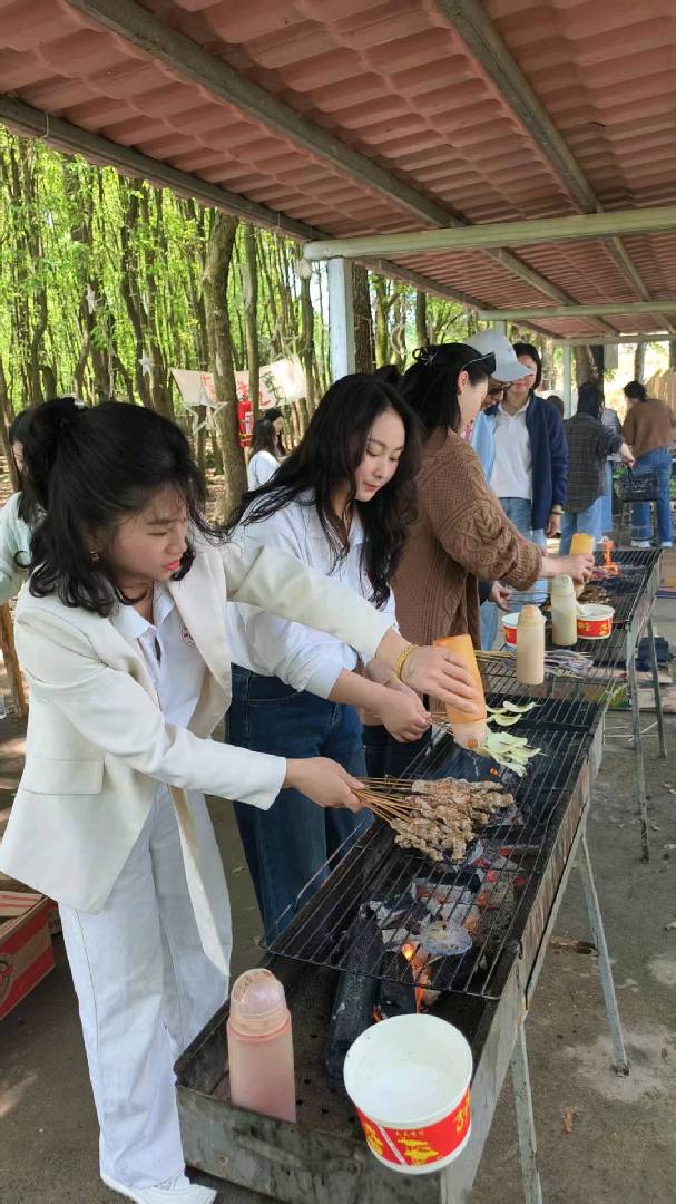  撸串、大笑、并肩前行 图片