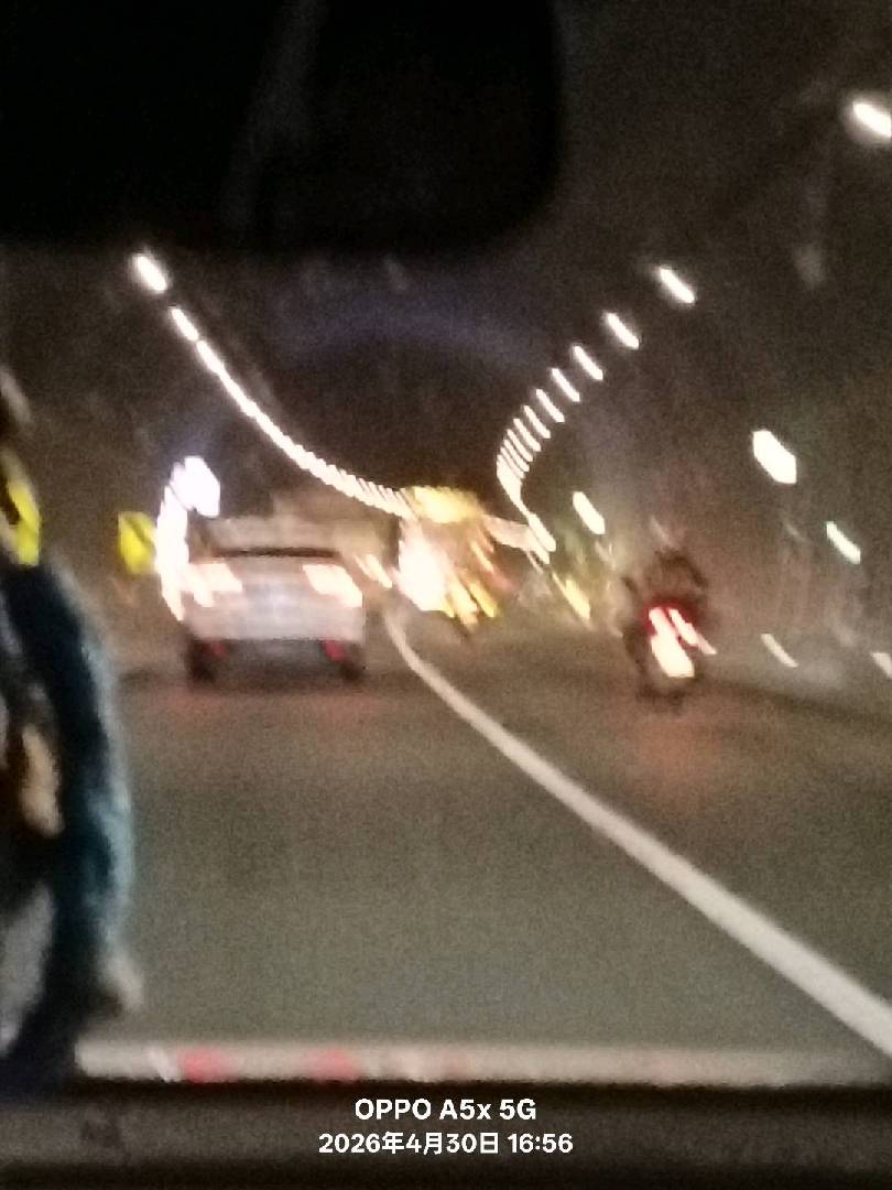 在高速路上竞然看到骑摩托车的人，而且还是大晚上。 图片