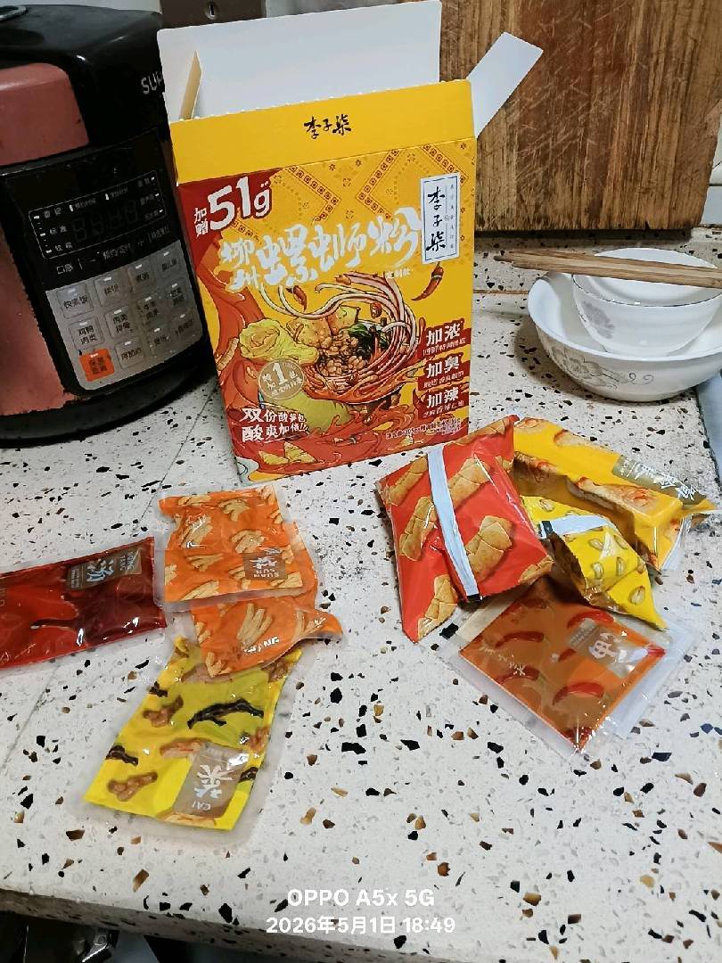 这种螺丝粉的配料还是真的多呀。 图片