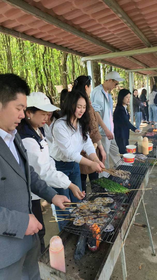 有表演有聚餐的团建，你来吗 图片