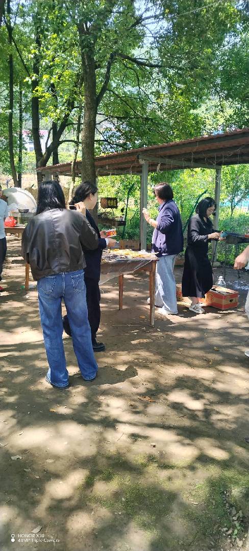 有表演有聚餐的团建，你来吗