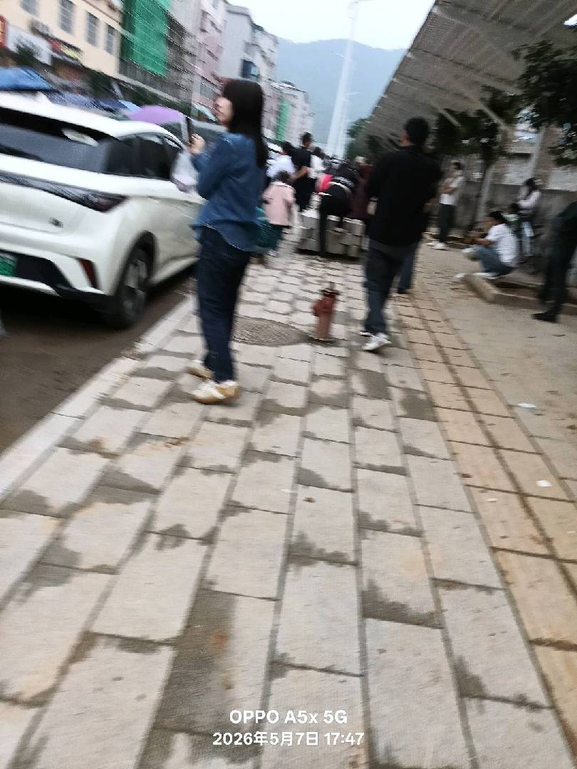 下班后又匆匆忙忙的跑到学校来接孩子。 图片