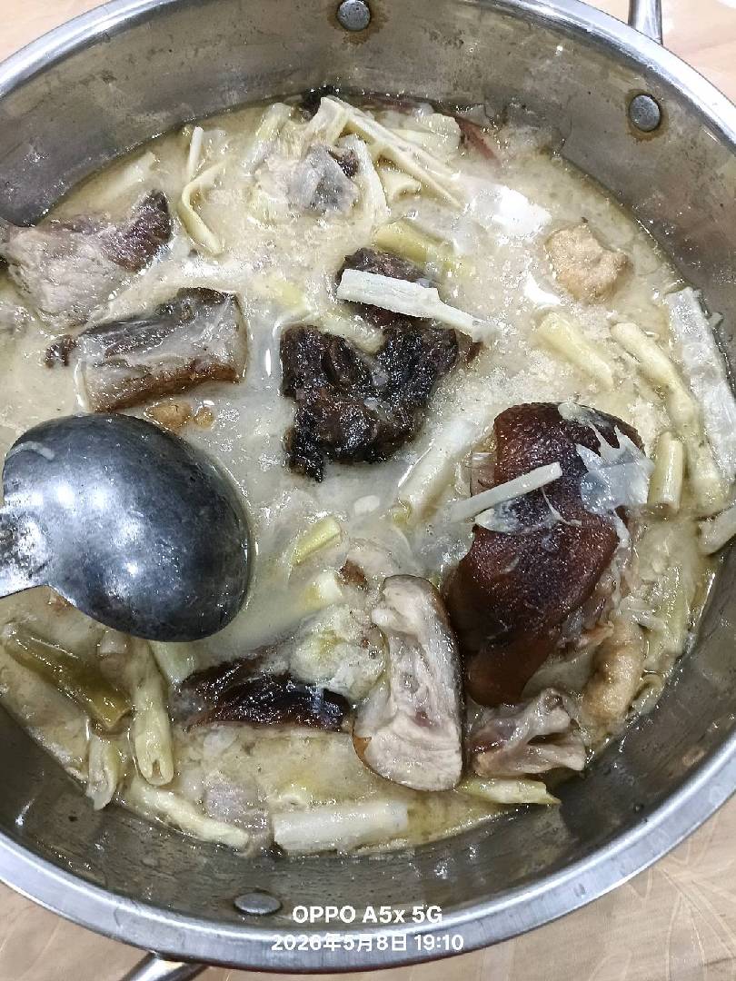 今晚是腊猪脚配嫩竹笋下酒，舒服极了！ 图片