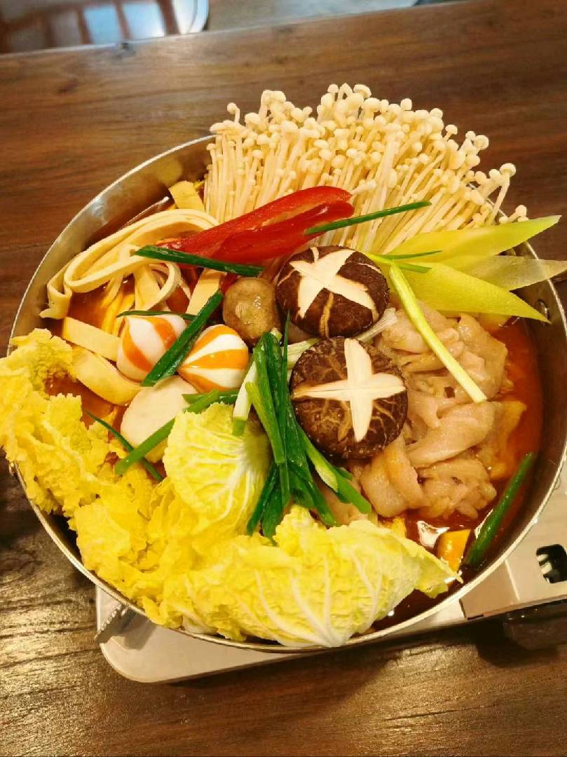 冬日/秋日的浪漫，是这锅咕嘟冒泡的泡菜火锅给的。 图片