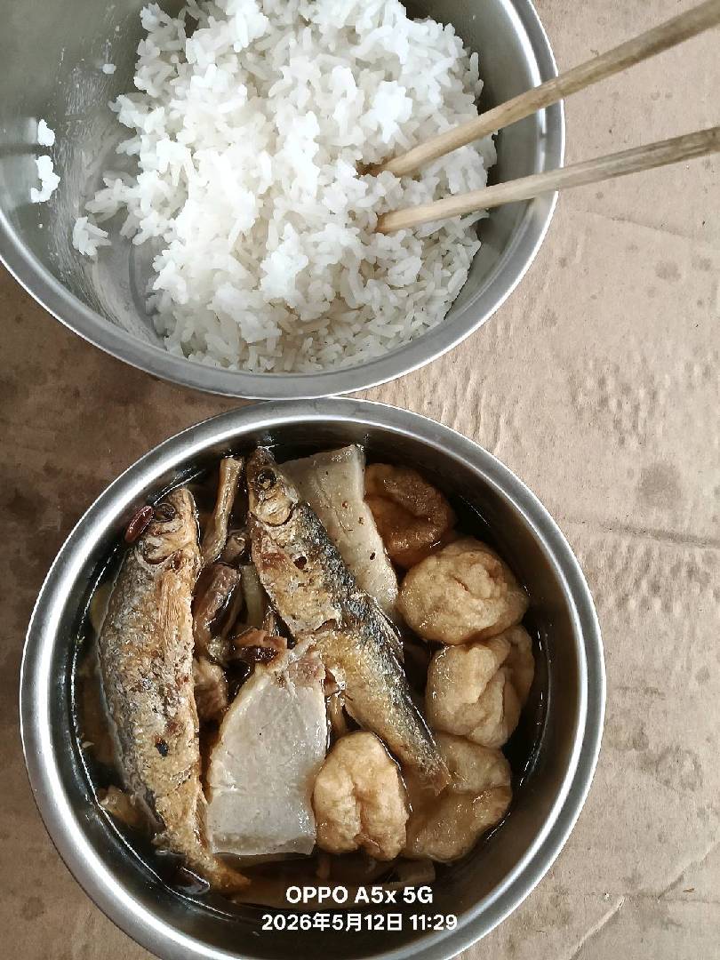 中餐的伙食，简单粗暴。 图片