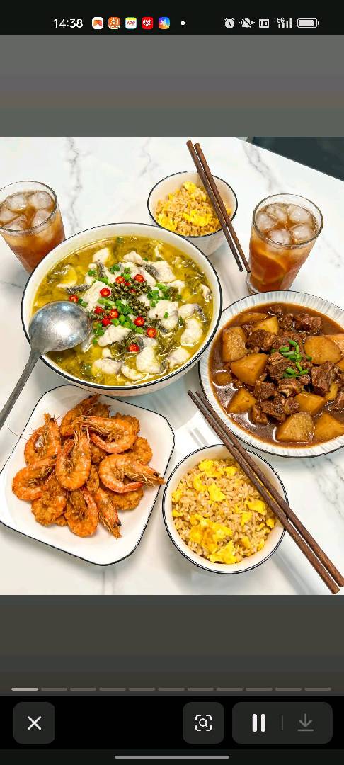 今日份快乐：酸菜鱼、土豆炖牛腩、炸虾配冰柠茶，碳水和快 图片