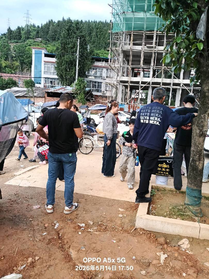 学校门口天天都有这么多人卖东西。 图片