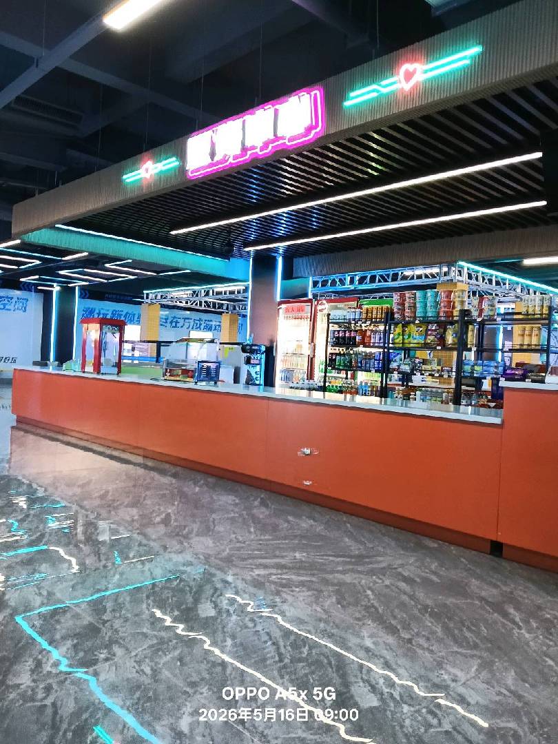 今天又来球馆陪小孩打羽毛球啦！ 图片