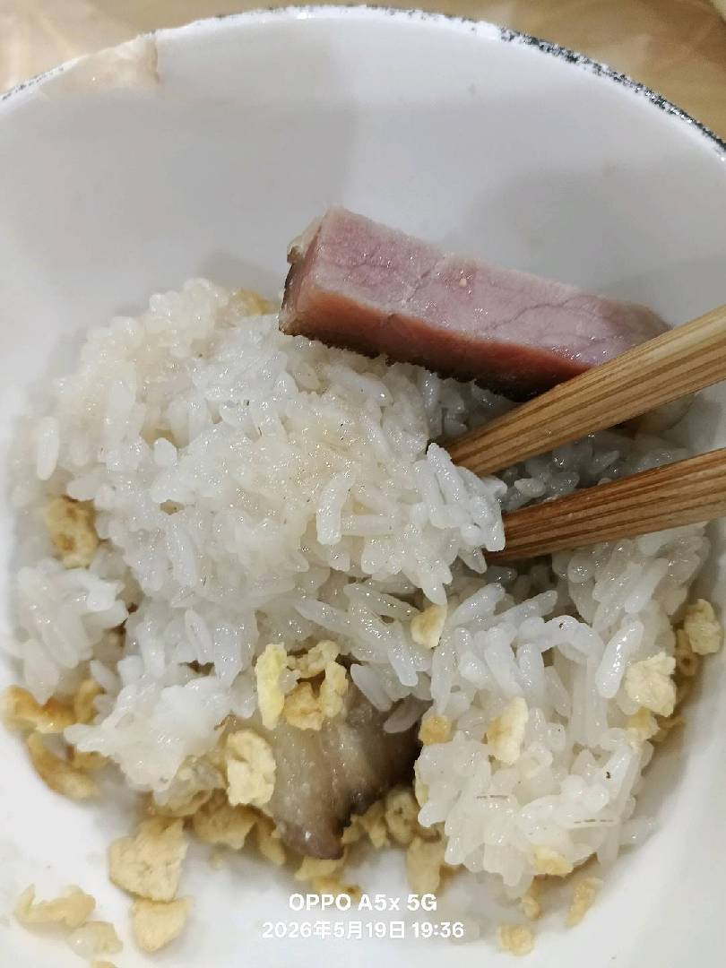 腊肉炒糯米饭，顶级好吃！ 图片