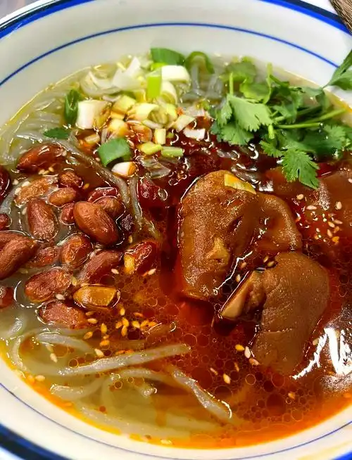  今日份快乐：一碗猪脚粉🍖 ​ 红油飘香，嗦粉上 图片