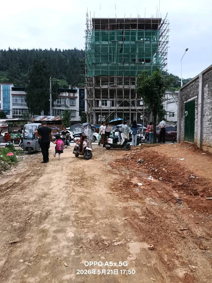下班来接娃，放学了，人山人海。 图片