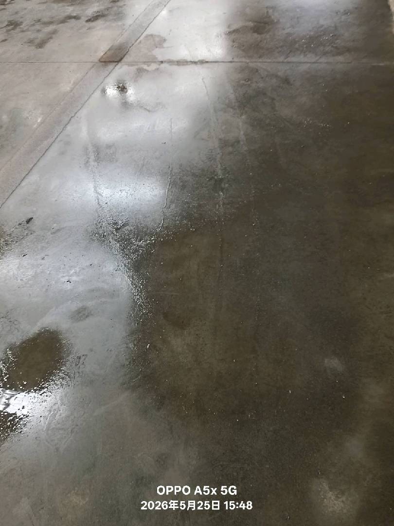 虽然没有下雨，但是厂房里的地面都像出泉水一样。 图片