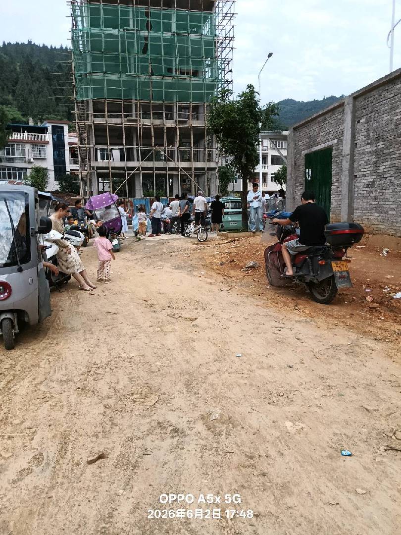 下班了，又匆匆忙忙赶到学校来接小孩。 图片