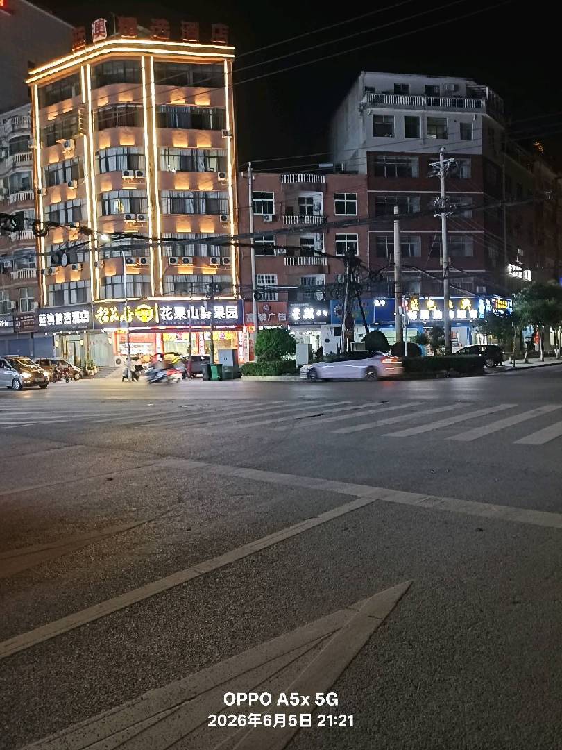霓虹灯下，不一定是璀璨人生。 图片