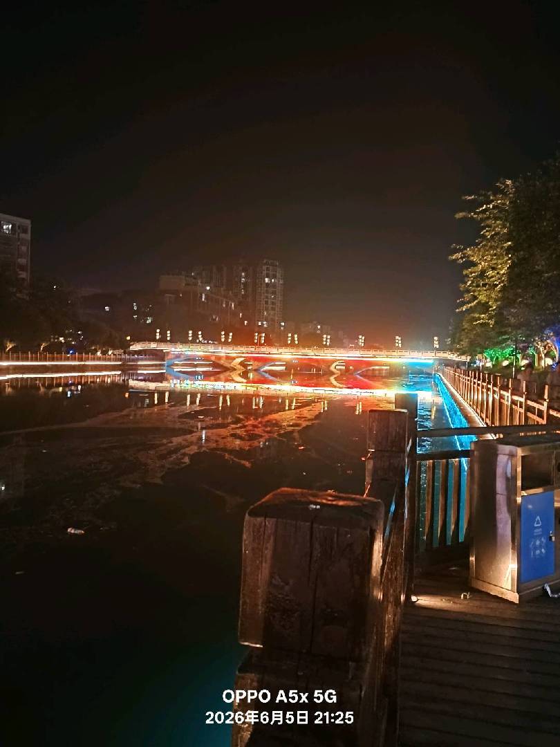 一河两岸，灯火辉煌。 图片