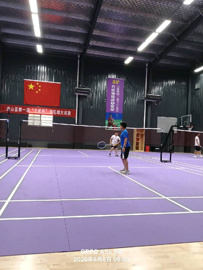 又陪孩子来羽毛球馆打球来啦。 图片