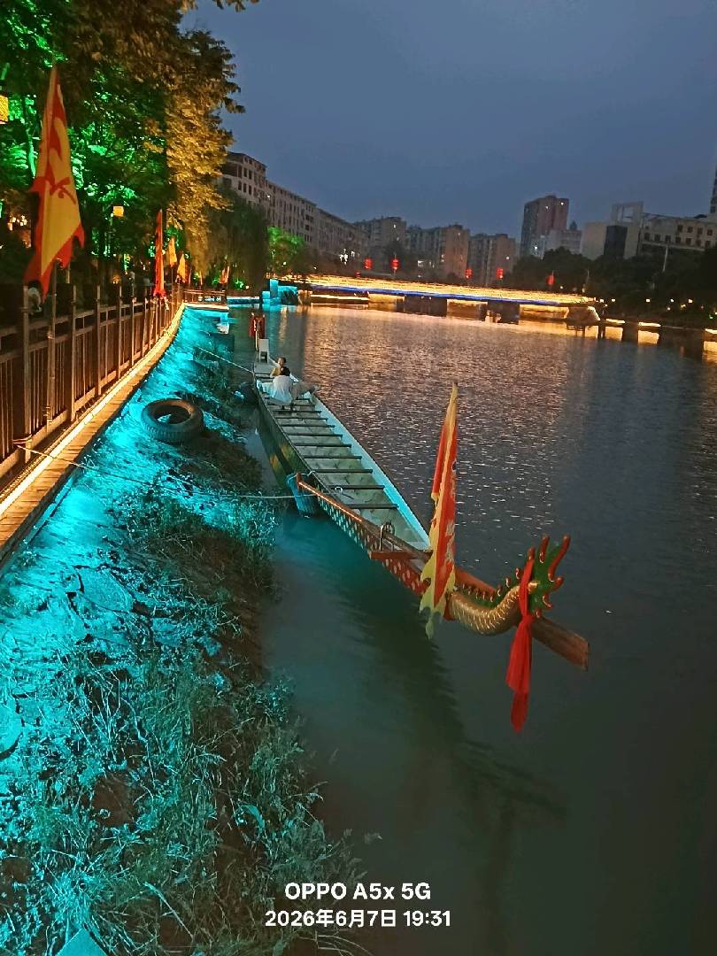 为端午节准备的龙舟已经整装待发啦！ 图片