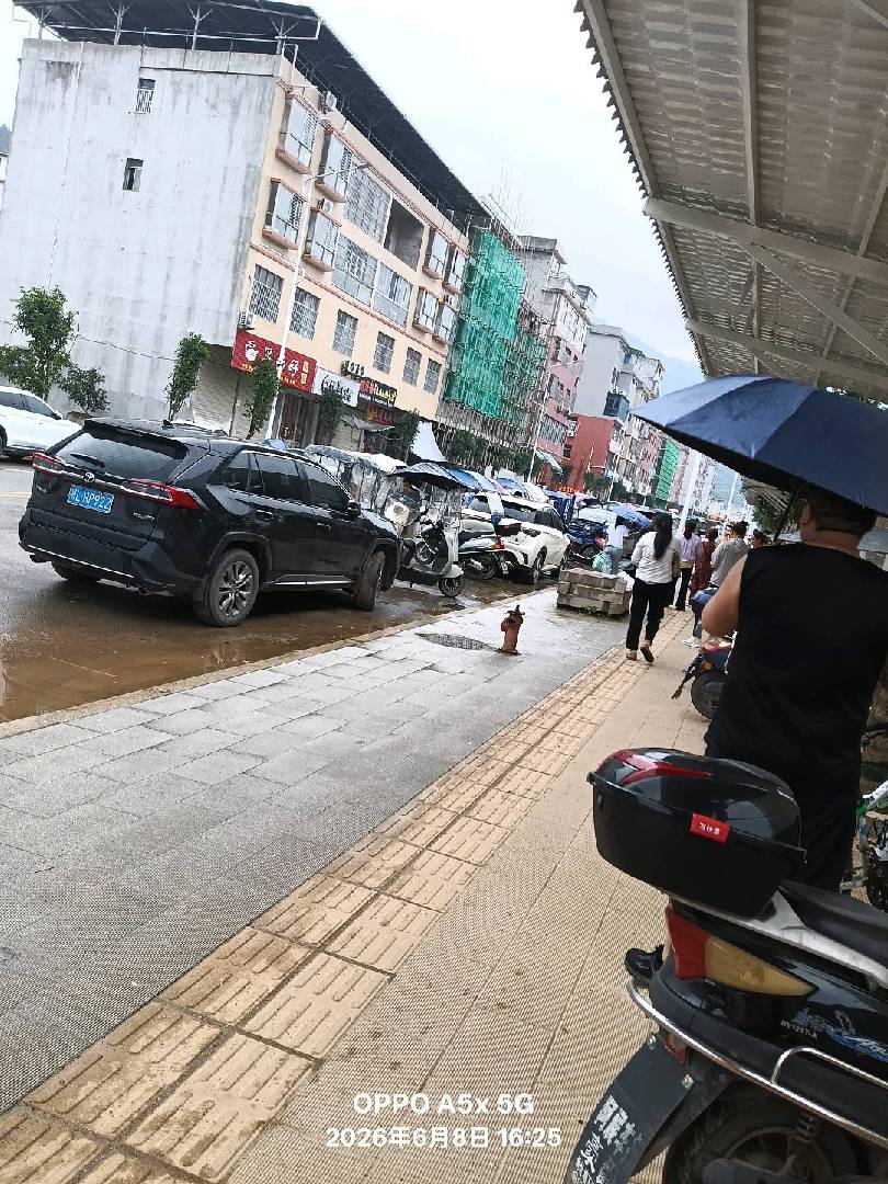 放学啦，人多车多雨也多。 图片