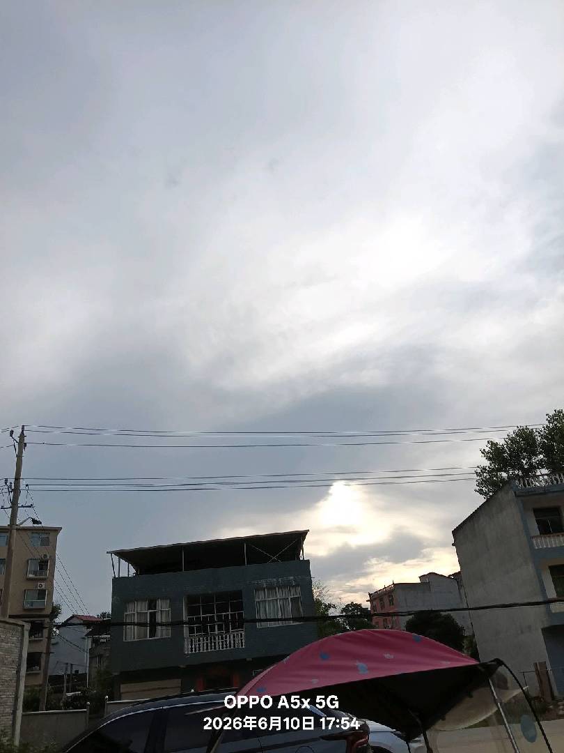 乌云蔽日，熏风不断。 图片