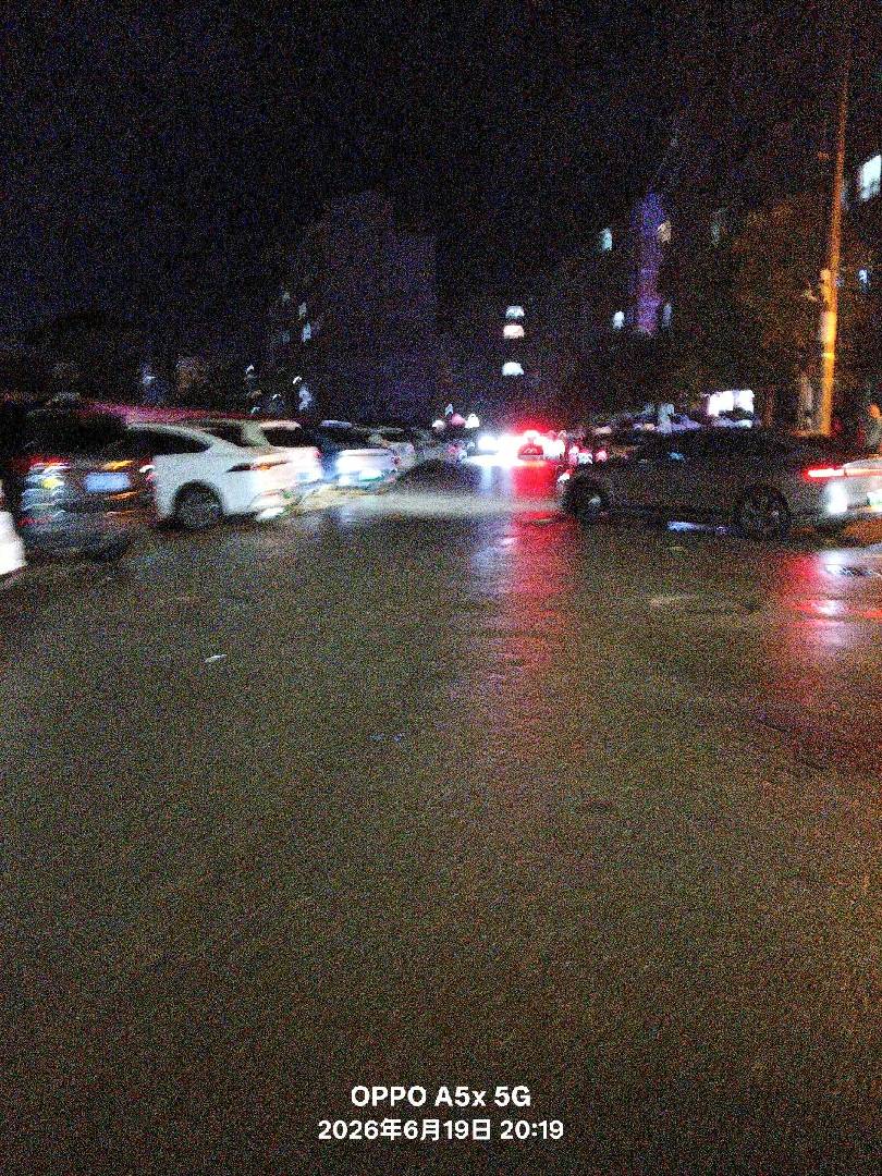 今晚准备去散步，刚走出门就下雨了！ 图片