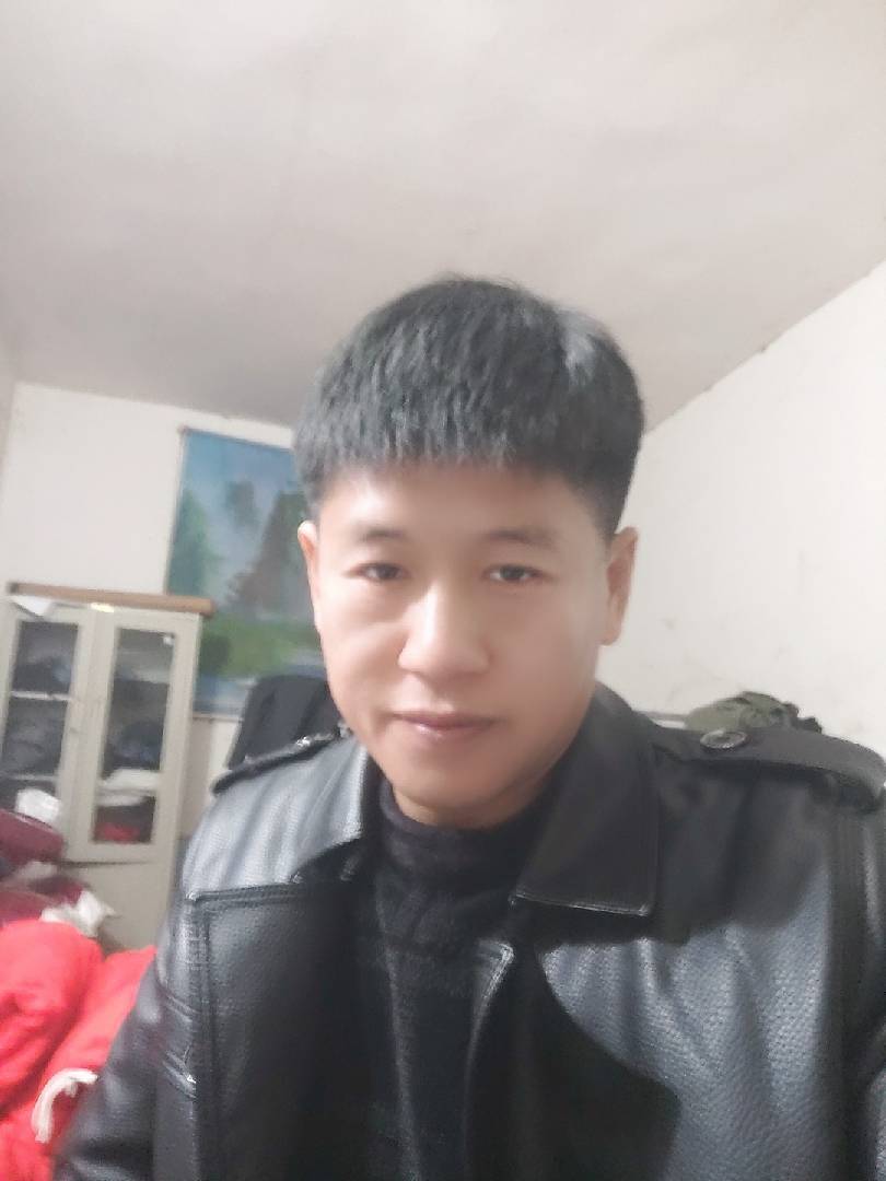 成熟稳重的男士寻求灵魂伴侣，希望你与我们一起分享生活的喜悦与 图片
